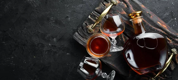 Une Bouteille Cognac Des Verres Sur Fond Noir Brandy Vue — Photo