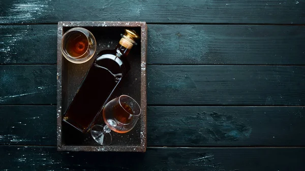 Flaska Cognac Och Glasögon Svart Bakgrund Brandy Översta Vyn Ledigt — Stockfoto