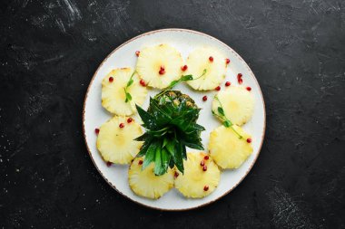 Biber için değirmen. siyah bir arka plan üzerinde. Üst te. Metniniz için boş alan.