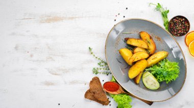 Tabakta patates pişirilir. Rustik tarz. Üst te. Metniniz için boş alan.