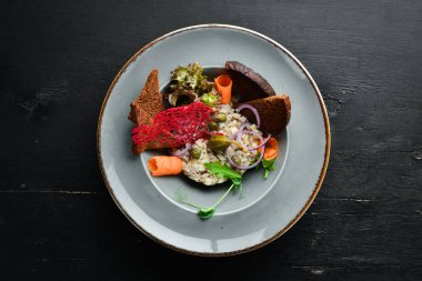 Ringa balığı tartar bir tabakta. Rustik tarz. Üst te. Metniniz için boş alan.