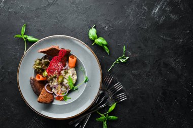 Ringa balığı tartar bir tabakta. Rustik tarz. Üst te. Metniniz için boş alan.