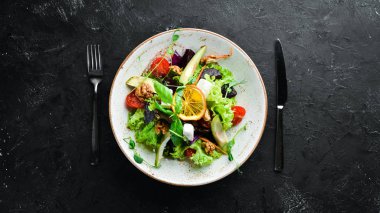 Beyaz peynir, ceviz ve kiraz domates ile salata. Tabakta. Rustik tarz. Üst te. Metniniz için boş alan.