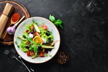 Beyaz peynir, ceviz ve kiraz domates ile salata. Tabakta. Rustik tarz. Üst te. Metniniz için boş alan.