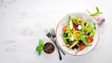 Beyaz peynir, ceviz ve kiraz domates ile salata. Tabakta. Rustik tarz. Üst te. Metniniz için boş alan.