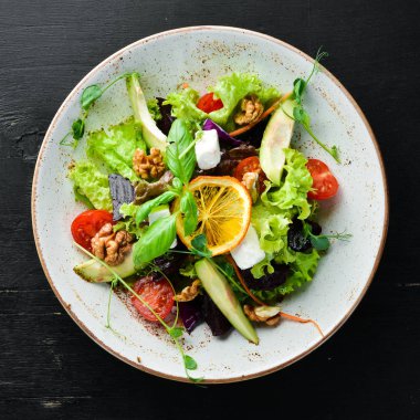 Beyaz peynir, ceviz ve kiraz domates ile salata. Tabakta. Rustik tarz. Üst te. Metniniz için boş alan.