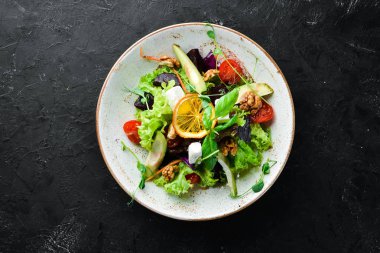 Beyaz peynir, ceviz ve kiraz domates ile salata. Tabakta. Rustik tarz. Üst te. Metniniz için boş alan.