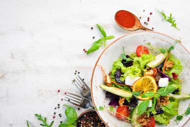 Beyaz peynir, ceviz ve kiraz domates ile salata. Tabakta. Rustik tarz. Üst te. Metniniz için boş alan.