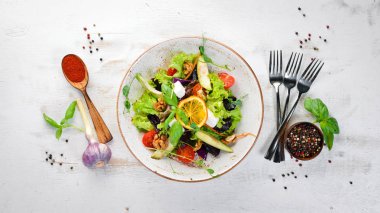 Beyaz peynir, ceviz ve kiraz domates ile salata. Tabakta. Rustik tarz. Üst te. Metniniz için boş alan.