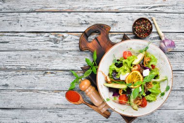 Beyaz peynir, ceviz ve kiraz domates ile salata. Tabakta. Rustik tarz. Üst te. Metniniz için boş alan.