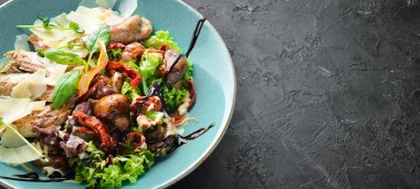 Tavuk, ızgara sebze ve parmesan ile Salata. Tabakta. Rustik tarz. Üst te. Metniniz için boş alan.