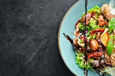 Tavuk, ızgara sebze ve parmesan ile Salata. Tabakta. Rustik tarz. Üst te. Metniniz için boş alan.