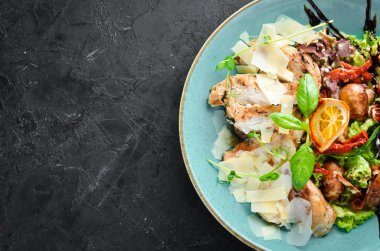 Tavuk, ızgara sebze ve parmesan ile Salata. Tabakta. Rustik tarz. Üst te. Metniniz için boş alan.