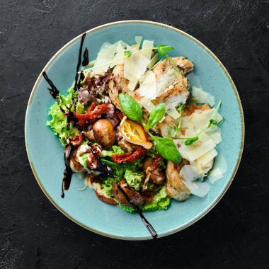 Tavuk, ızgara sebze ve parmesan ile Salata. Tabakta. Rustik tarz. Üst te. Metniniz için boş alan.