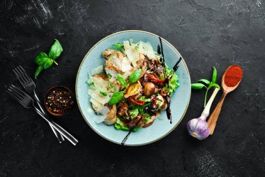 Tavuk, ızgara sebze ve parmesan ile Salata. Tabakta. Rustik tarz. Üst te. Metniniz için boş alan.