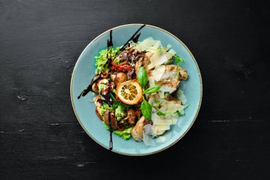 Tavuk, ızgara sebze ve parmesan ile Salata. Tabakta. Rustik tarz. Üst te. Metniniz için boş alan.