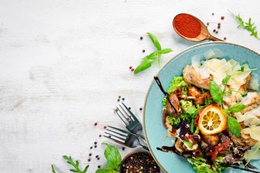 Tavuk, ızgara sebze ve parmesan ile Salata. Tabakta. Rustik tarz. Üst te. Metniniz için boş alan.