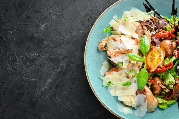 Tavuk, ızgara sebze ve parmesan ile Salata. Tabakta. Rustik tarz. Üst te. Metniniz için boş alan.