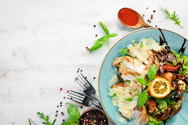 Tavuk, ızgara sebze ve parmesan ile Salata. Tabakta. Rustik tarz. Üst te. Metniniz için boş alan.