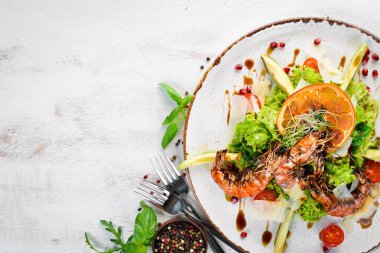 Karides ve avokado ile salata. Tabakta. Rustik tarz. Üst te. Metniniz için boş alan.