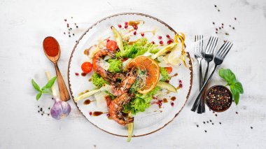Karides ve avokado ile salata. Tabakta. Rustik tarz. Üst te. Metniniz için boş alan.