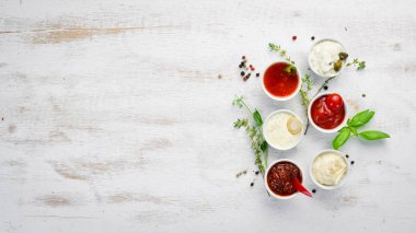 Bir dizi barbekü sosu. Üst te. Metniniz için boş alan.