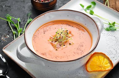 Bezelye çorbası. Tabakta. Rustik tarz. Üst te. Metniniz için boş alan.