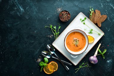 Bezelye çorbası. Tabakta. Rustik tarz. Üst te. Metniniz için boş alan.