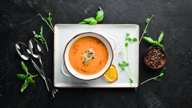 Bezelye çorbası. Tabakta. Rustik tarz. Üst te. Metniniz için boş alan.