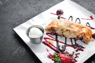 Dondurmalı Elma Strudel. Üst te. Metniniz için boş alan.