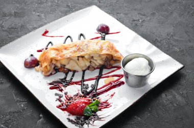 Dondurmalı Elma Strudel. Üst te. Metniniz için boş alan.