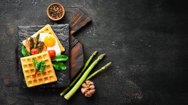 Kahvaltı. Yumurta, kuşkonmaz ve pastırma ile Belçika waffle. Sağlıklı yiyecekler. Üst te. Metniniz için boş alan.