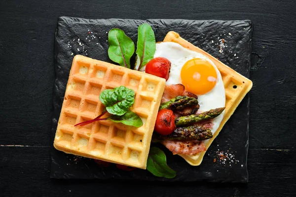 Завтрак Бельгийские Вафли Яйцом Спаржей Беконом Здоровое Питание Вид Сверху — стоковое фото