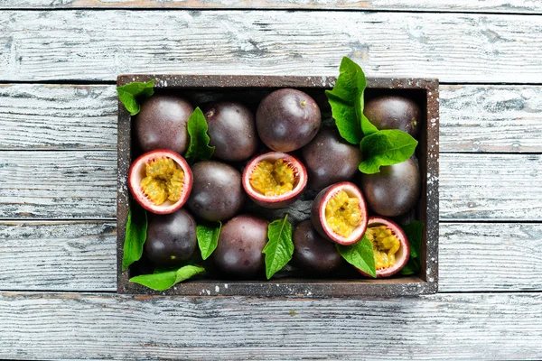 Färsk Passionsfrukt Med Löv Trälåda Tropiska Frukter Översta Vyn Ledigt — Stockfoto