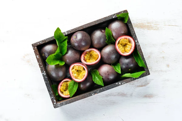 Maracujá Fresco Com Folhas Caixa Madeira Frutas Tropicais Vista Superior — Fotografia de Stock