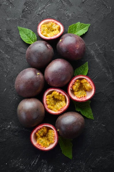 Passionsfrukter Med Löv Svart Bakgrund Tropiska Frukter Översta Vyn Ledigt — Stockfoto