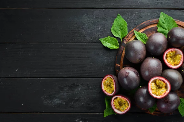 Fruits Passion Avec Des Feuilles Sur Fond Noir Fruits Tropicaux — Photo