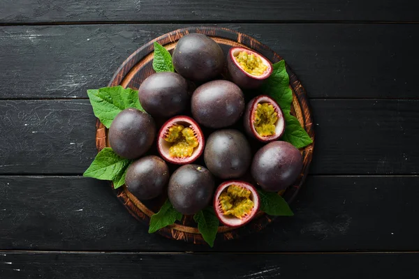 Φρούτα Του Πάθους Φύλλα Μαύρο Φόντο Τροπικά Φρούτα Κορυφαία Προβολή — Φωτογραφία Αρχείου