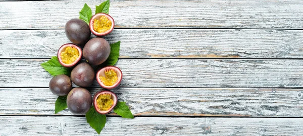 Passionsfrukter Med Ett Löv Vit Träbakgrund Tropiska Frukter Översta Vyn — Stockfoto