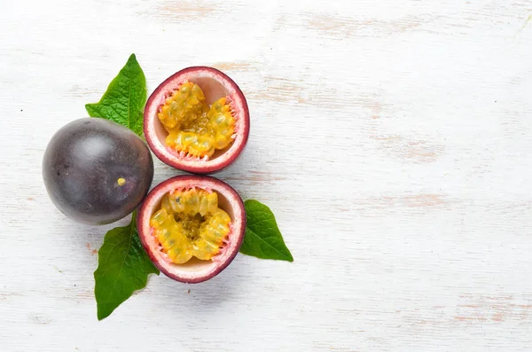 Frutos Paixão Com Uma Folha Fundo Madeira Branco Frutas Tropicais — Fotografia de Stock