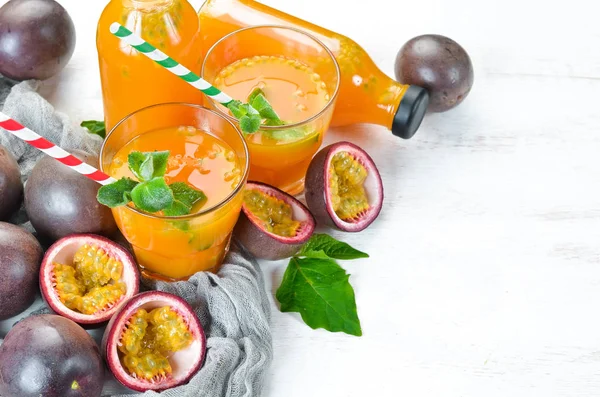 Passion Fruits Juice White Background Tropical Fruits Top View Free — Stock Photo, Image