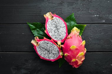 Siyah bir arka plan üzerinde taze Pytahya. Ejderha Meyvesi. Tropikal Meyveler. Üst te. Metin için boş alan.