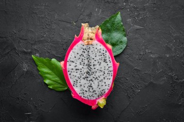 Siyah bir arka plan üzerinde taze Pytahya. Ejderha Meyvesi. Tropikal Meyveler. Üst te. Metin için boş alan.