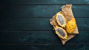 Siyah arka planda sarı Pytahya. Meyve Ejderhası. Tropikal Meyveler. Üst te. Metin için boş alan.