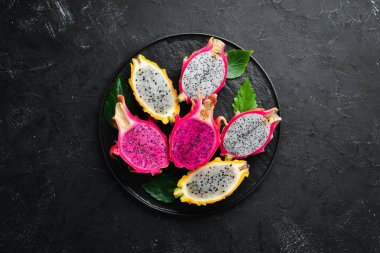 Siyah arka planda taze ejderha meyve. Tropikal meyveler. Üst görünüm. Metin için boş alan.