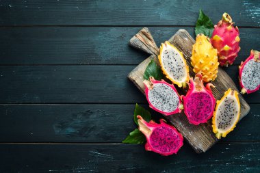 Siyah arka planda taze ejderha meyve. Tropikal meyveler. Üst görünüm. Metin için boş alan.