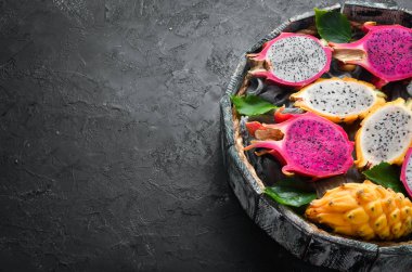 Siyah arka planda taze ejderha meyve. Tropikal meyveler. Üst görünüm. Metin için boş alan.