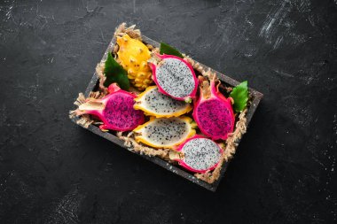 Ahşap Kutuda Ejderha Meyvesi. Pitahaya Tropikal Meyveler. Üst te. Metin için boş alan.