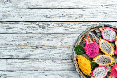 Ahşap Kutuda Ejderha Meyvesi. Pitahaya Tropikal Meyveler. Üst te. Metin için boş alan.