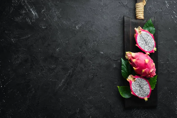 Verse Pytahya Een Zwarte Achtergrond Dragon Fruit Tropisch Fruit Bovenaanzicht — Stockfoto